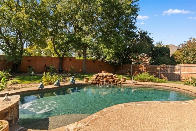 8402 Pecan Creek Drive, Arlington, TX 76001