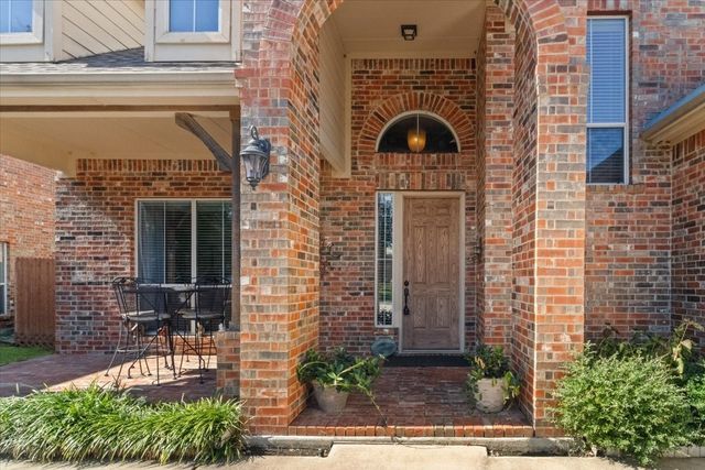 8402 Pecan Creek Drive, Arlington, TX 76001