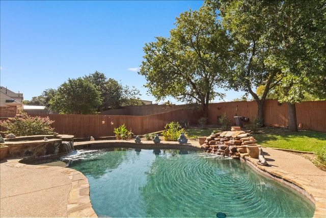 8402 Pecan Creek Drive, Arlington, TX 76001