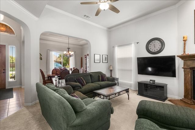 8402 Pecan Creek Drive, Arlington, TX 76001