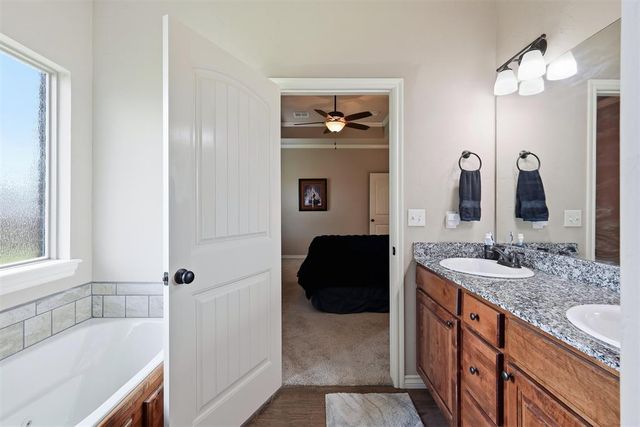20559 Creekside Drive, Harrah, OK 73045