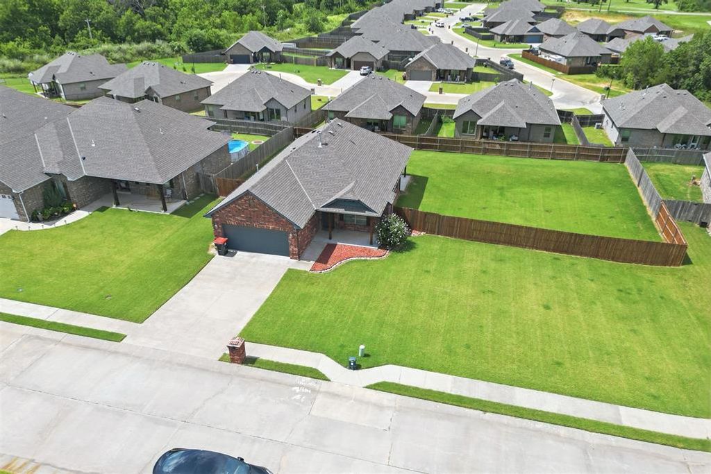 20559 Creekside Drive, Harrah, OK 73045