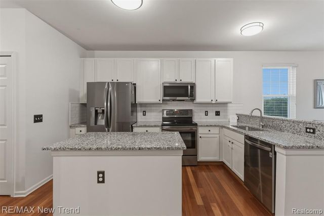 3270 Johanna Ware, Wixom, MI 48393