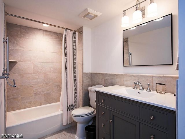 6585 Nicholas BLVD 1102, Naples, FL 34108