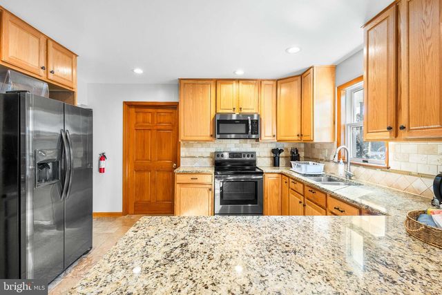 994 N GLEBE RD, Montross, VA 22520