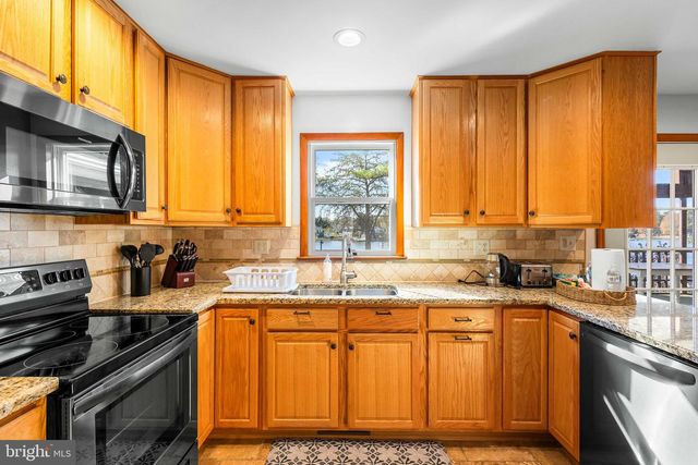 994 N GLEBE RD, Montross, VA 22520