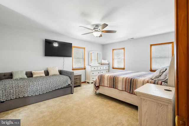 994 N GLEBE RD, Montross, VA 22520