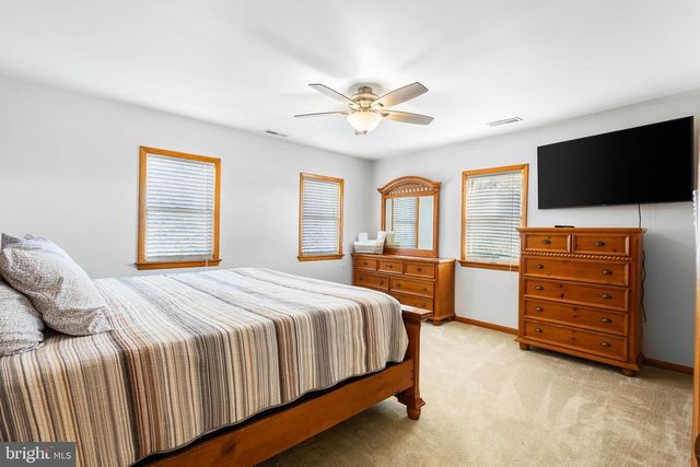 994 N GLEBE RD, Montross, VA 22520