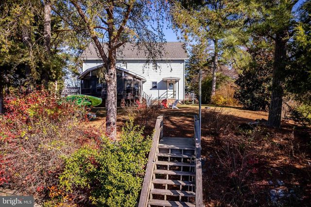 994 N GLEBE RD, Montross, VA 22520