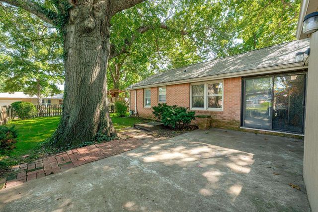 1220 Elizabeth St, Winfield, KS 67156