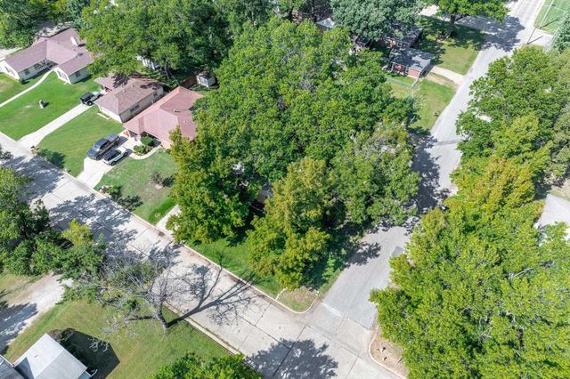 1220 Elizabeth St, Winfield, KS 67156