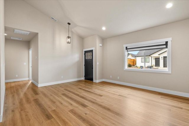 305 Moody Lane, Medford, OR 97501