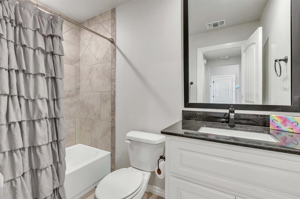 Image 15 of property listing at 9221 NW 91st Street, Yukon, OK 73099