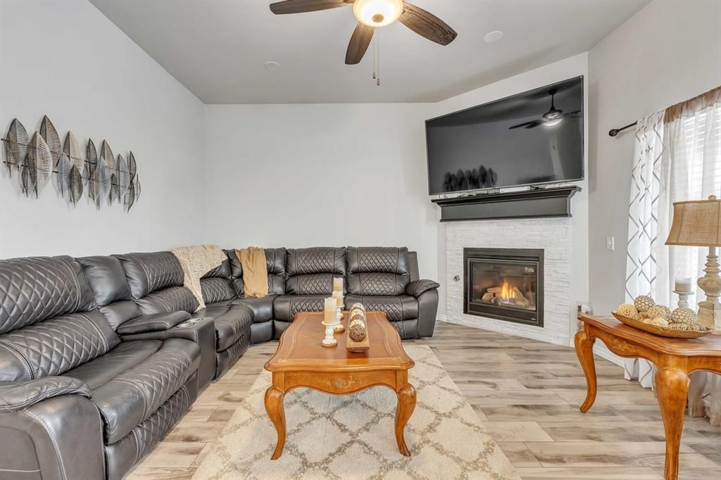 Image 3 of property listing at 9221 NW 91st Street, Yukon, OK 73099