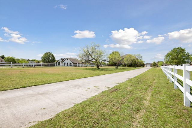 117 Lost Oak Drive, Azle, TX 76020