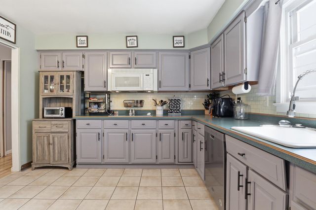 2874 SUNSET DR, Dallastown, PA 17313