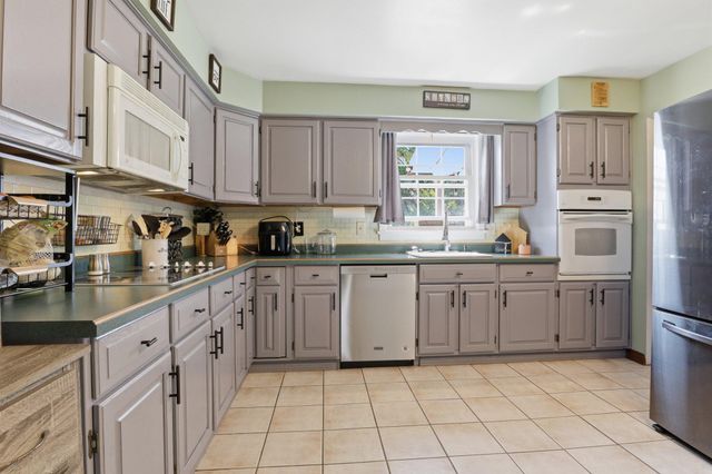 2874 SUNSET DR, Dallastown, PA 17313