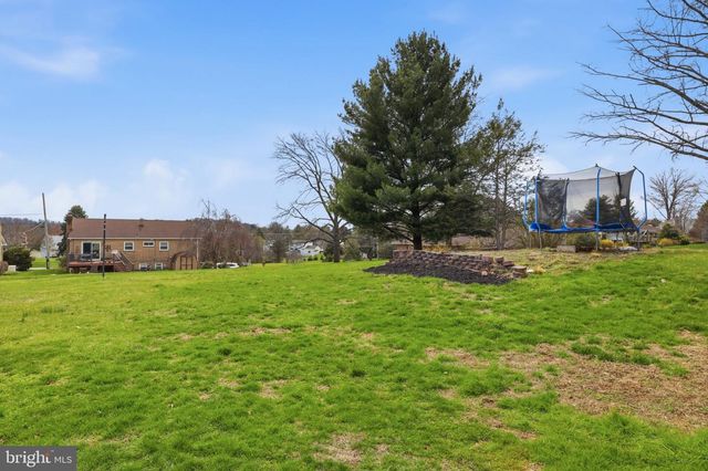 2874 SUNSET DR, Dallastown, PA 17313