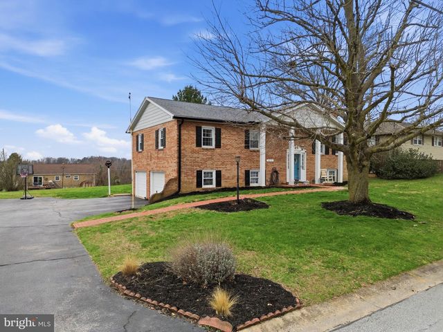 2874 SUNSET DR, Dallastown, PA 17313