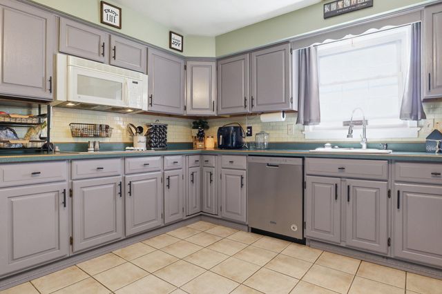 2874 SUNSET DR, Dallastown, PA 17313