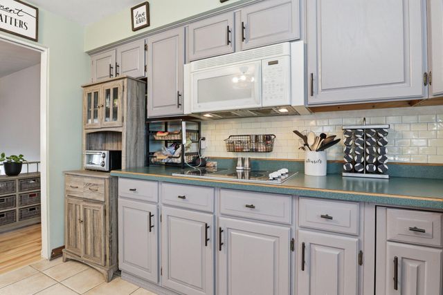 2874 SUNSET DR, Dallastown, PA 17313