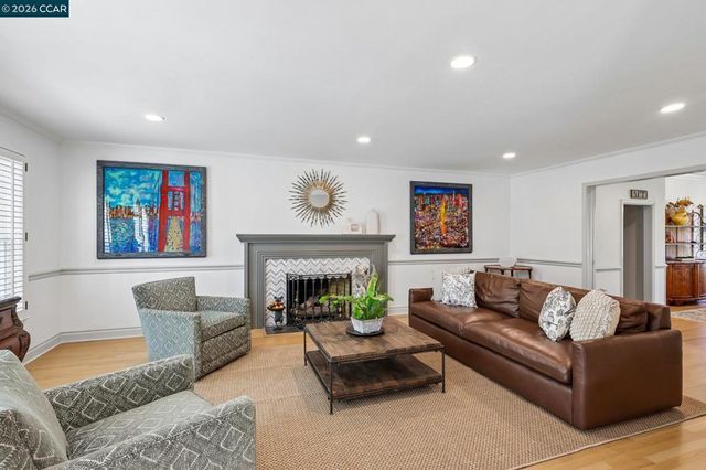 275 Deerfield Dr, Moraga, CA 94556