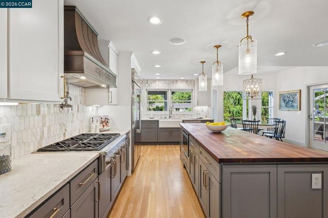 275 Deerfield Dr, Moraga, CA 94556