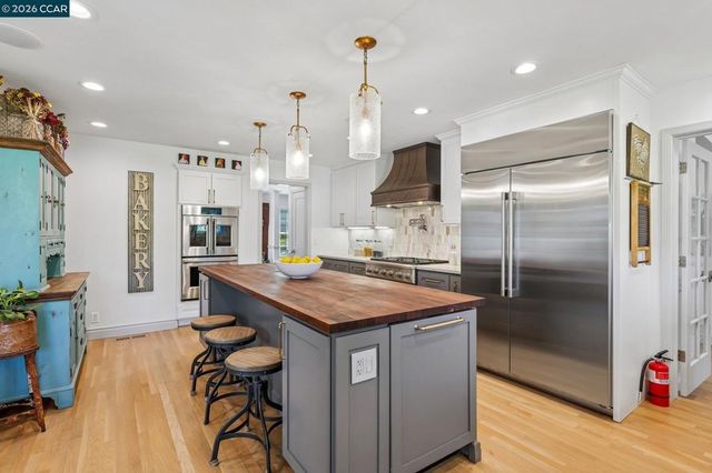 275 Deerfield Dr, Moraga, CA 94556