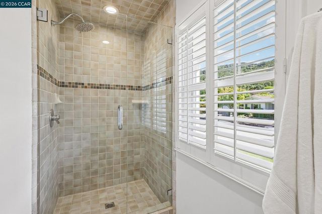 275 Deerfield Dr, Moraga, CA 94556