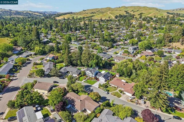 275 Deerfield Dr, Moraga, CA 94556