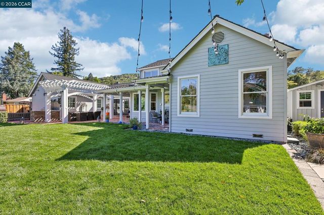 275 Deerfield Dr, Moraga, CA 94556