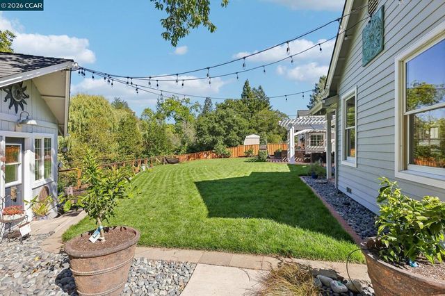 275 Deerfield Dr, Moraga, CA 94556