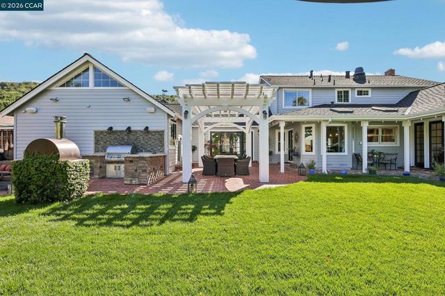 275 Deerfield Dr, Moraga, CA 94556