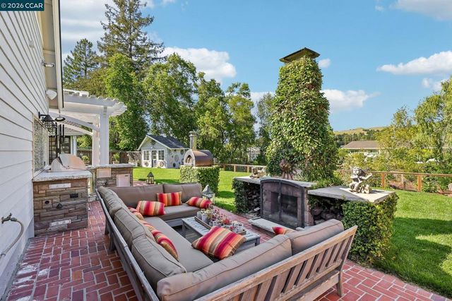 275 Deerfield Dr, Moraga, CA 94556