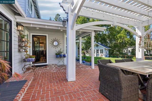 275 Deerfield Dr, Moraga, CA 94556