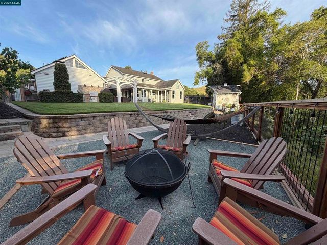 275 Deerfield Dr, Moraga, CA 94556