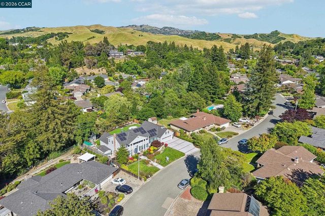 275 Deerfield Dr, Moraga, CA 94556