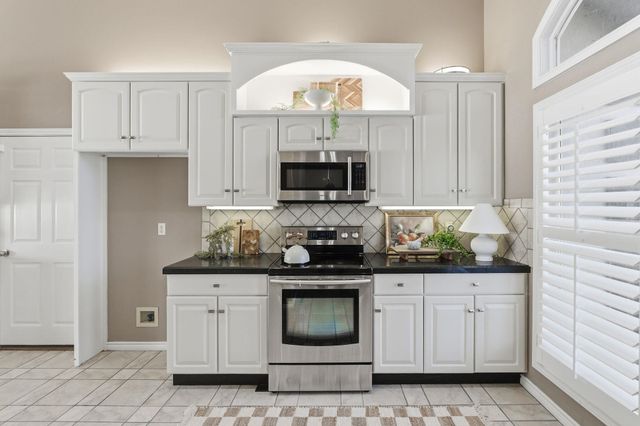 6611 W Briarwood Cir, Wichita, KS 67212