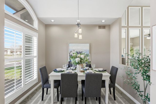 6611 W Briarwood Cir, Wichita, KS 67212