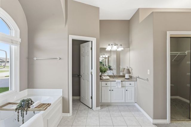 6611 W Briarwood Cir, Wichita, KS 67212