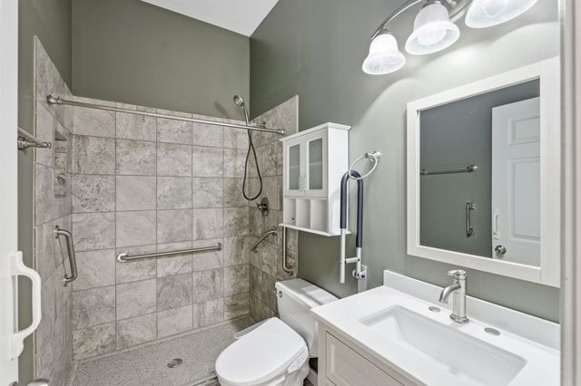 6611 W Briarwood Cir, Wichita, KS 67212