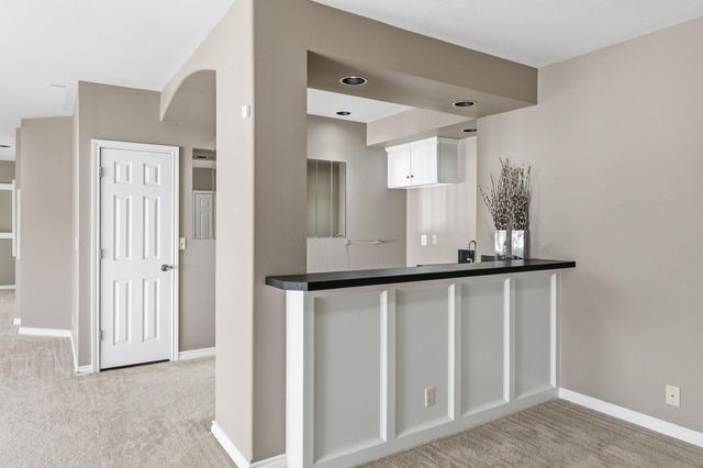 6611 W Briarwood Cir, Wichita, KS 67212