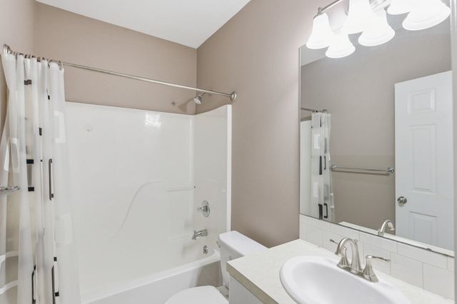 6611 W Briarwood Cir, Wichita, KS 67212