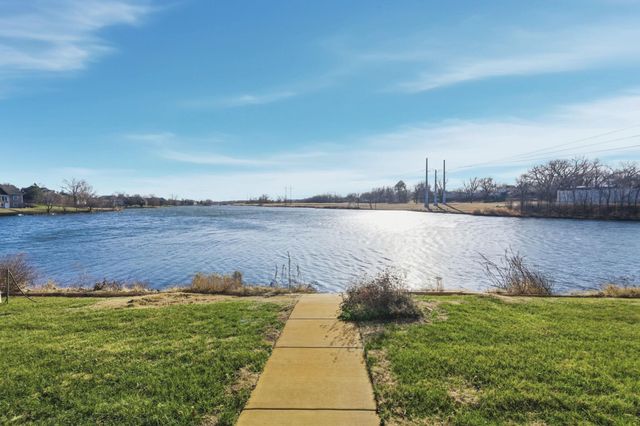 6611 W Briarwood Cir, Wichita, KS 67212