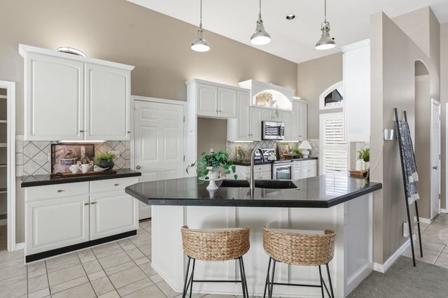 6611 W Briarwood Cir, Wichita, KS 67212