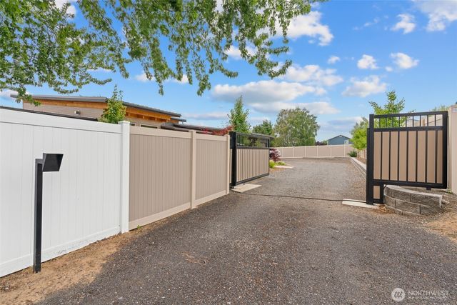 8 N 96th Avenue, Yakima, WA 98908