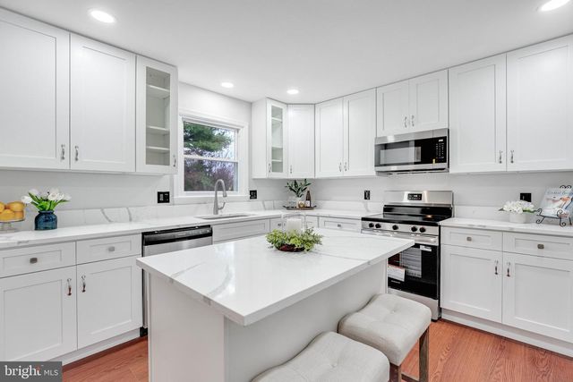 301 INGLESIDE DR, Fredericksburg, VA 22405