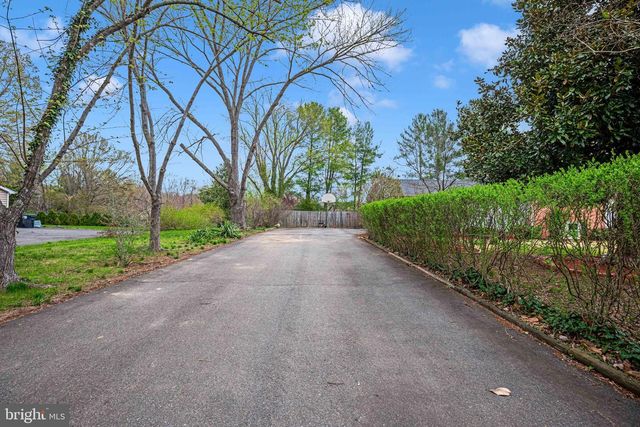 301 INGLESIDE DR, Fredericksburg, VA 22405