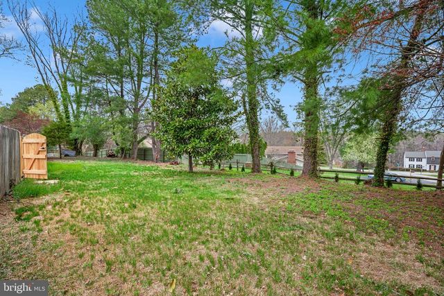 301 INGLESIDE DR, Fredericksburg, VA 22405