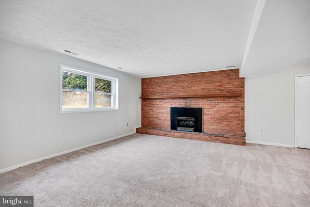 301 INGLESIDE DR, Fredericksburg, VA 22405